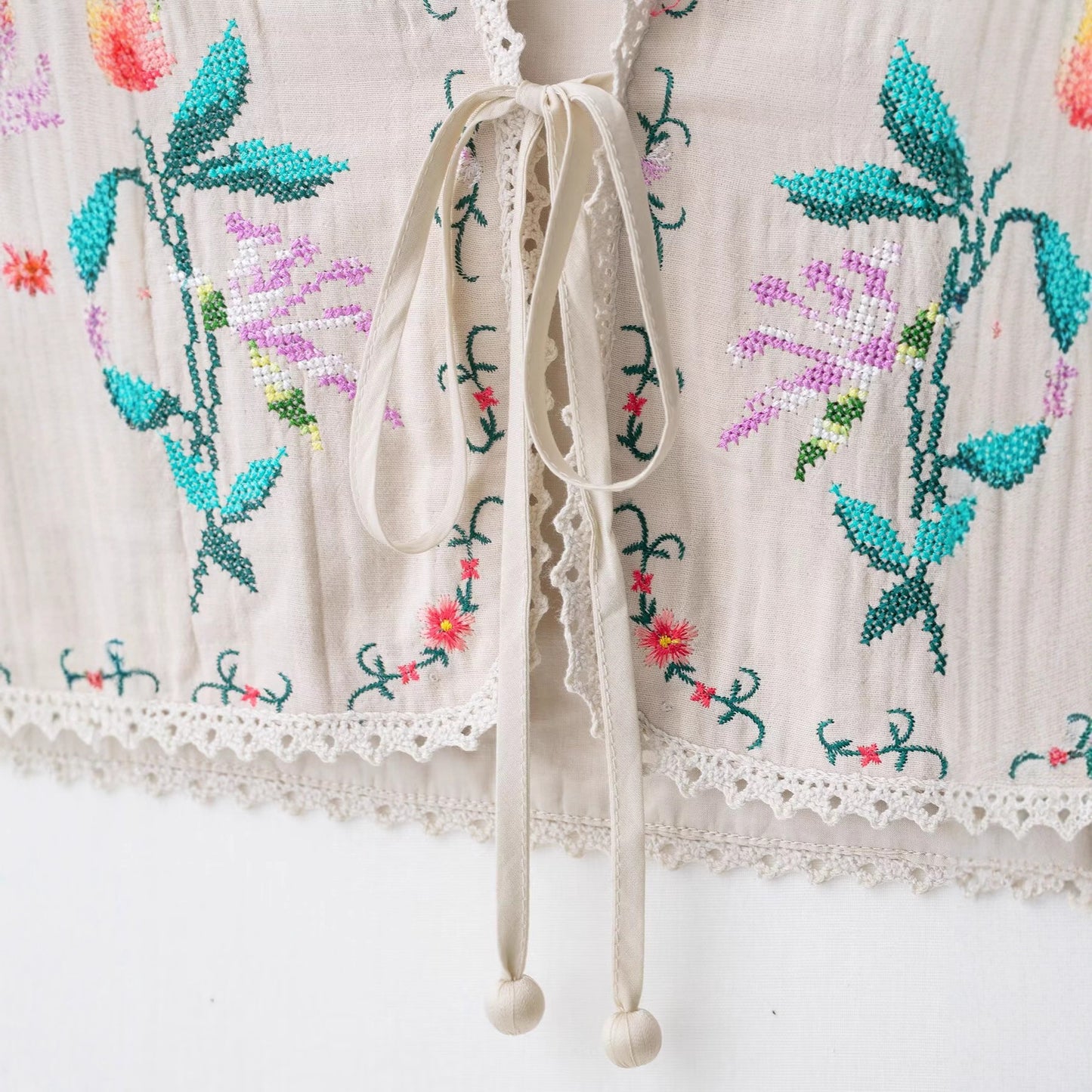 V-neck sleeveless embroidered patchwork lace camisole vest